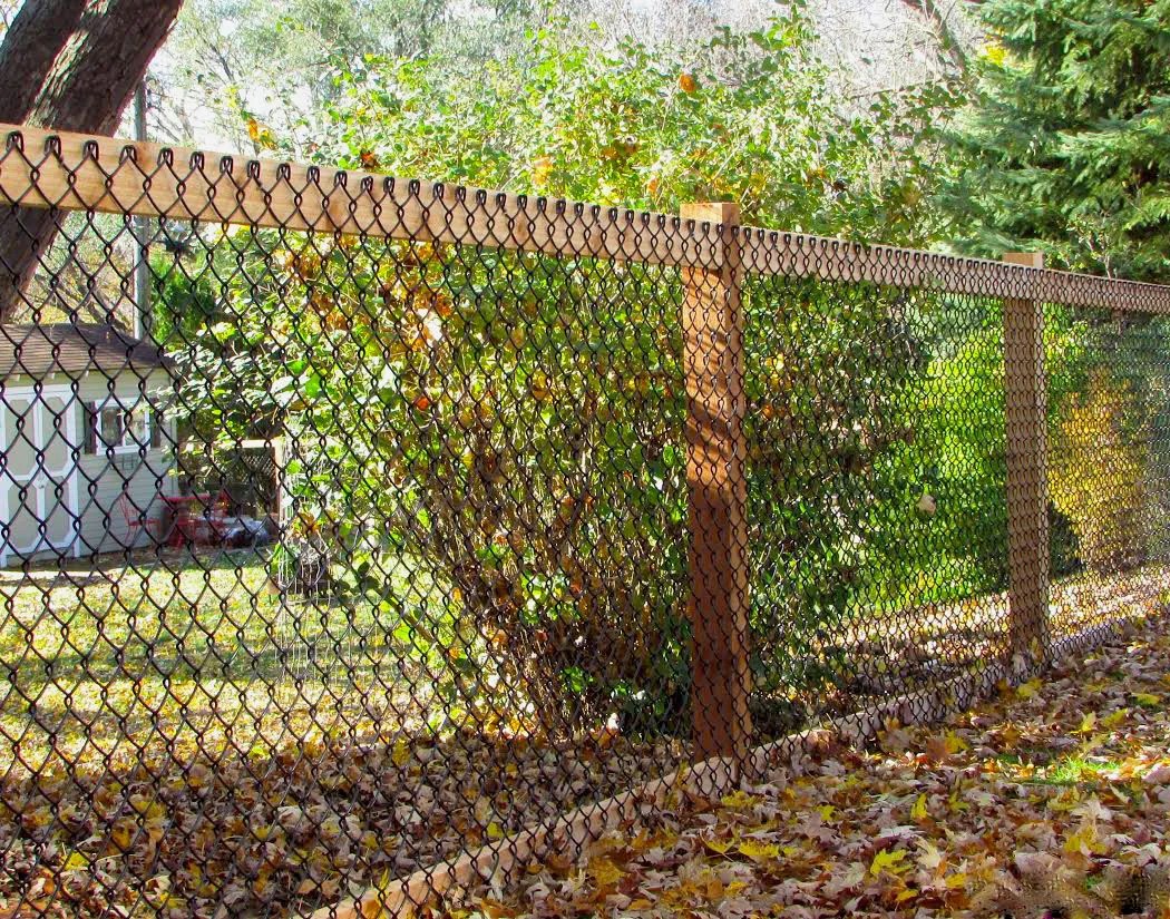 Забор из дерева и сетки рабицы