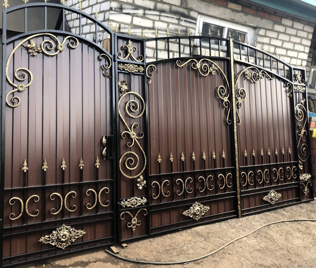 Ворота кованые с калиткой из профнастила
