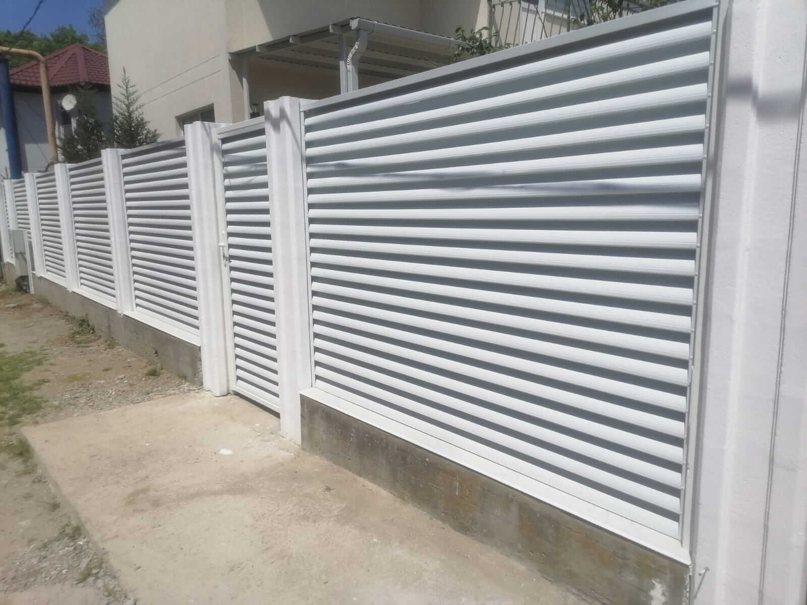 Забор жалюзи белый