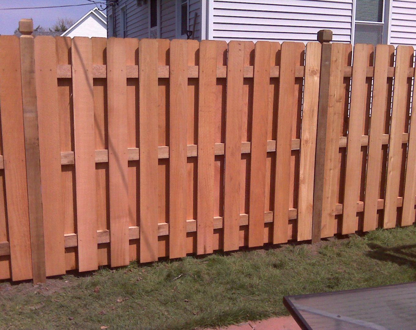 Деревянный забор вертикальная шахматка