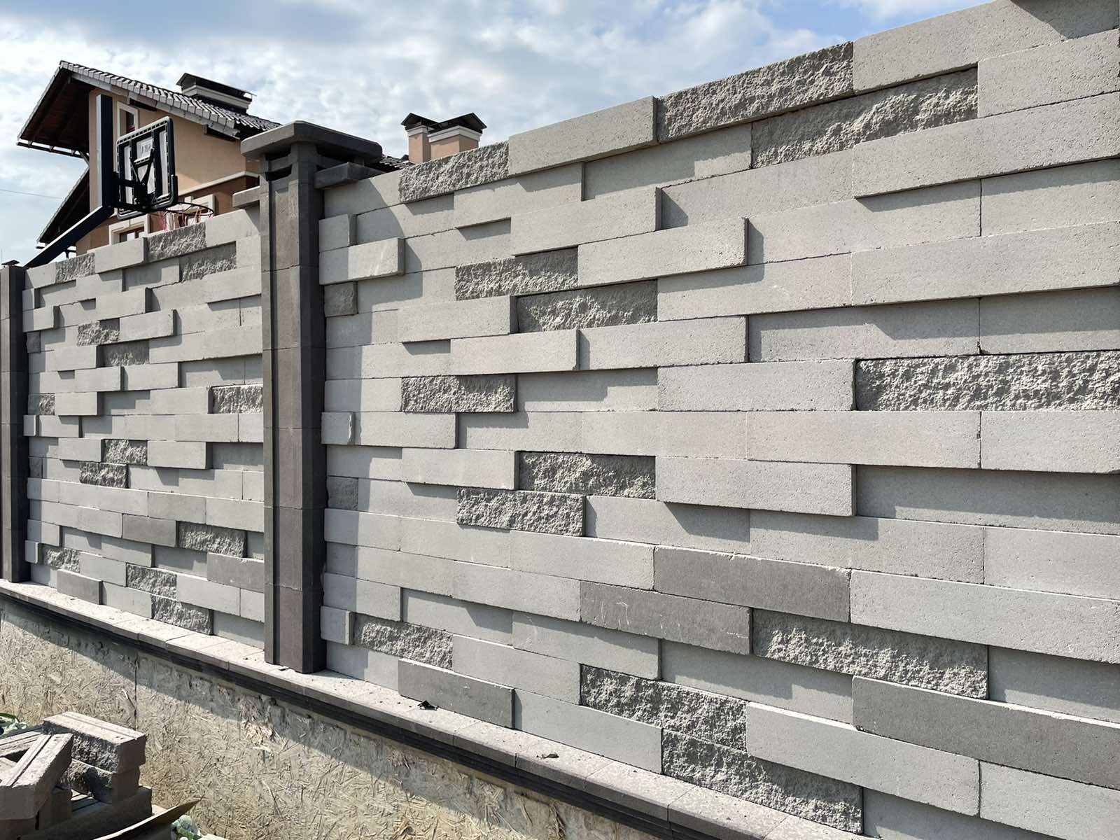 Забор из белого камня