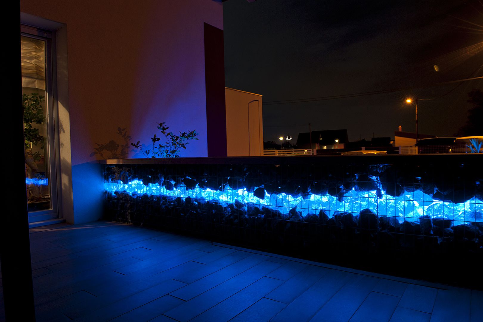 Забор из габиона с подсветкой