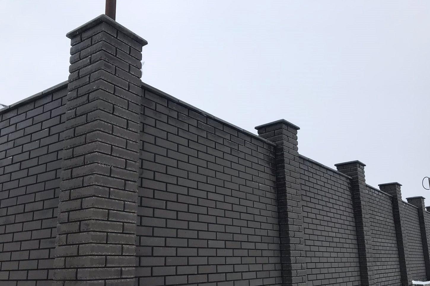 Забор из черных кирпичей