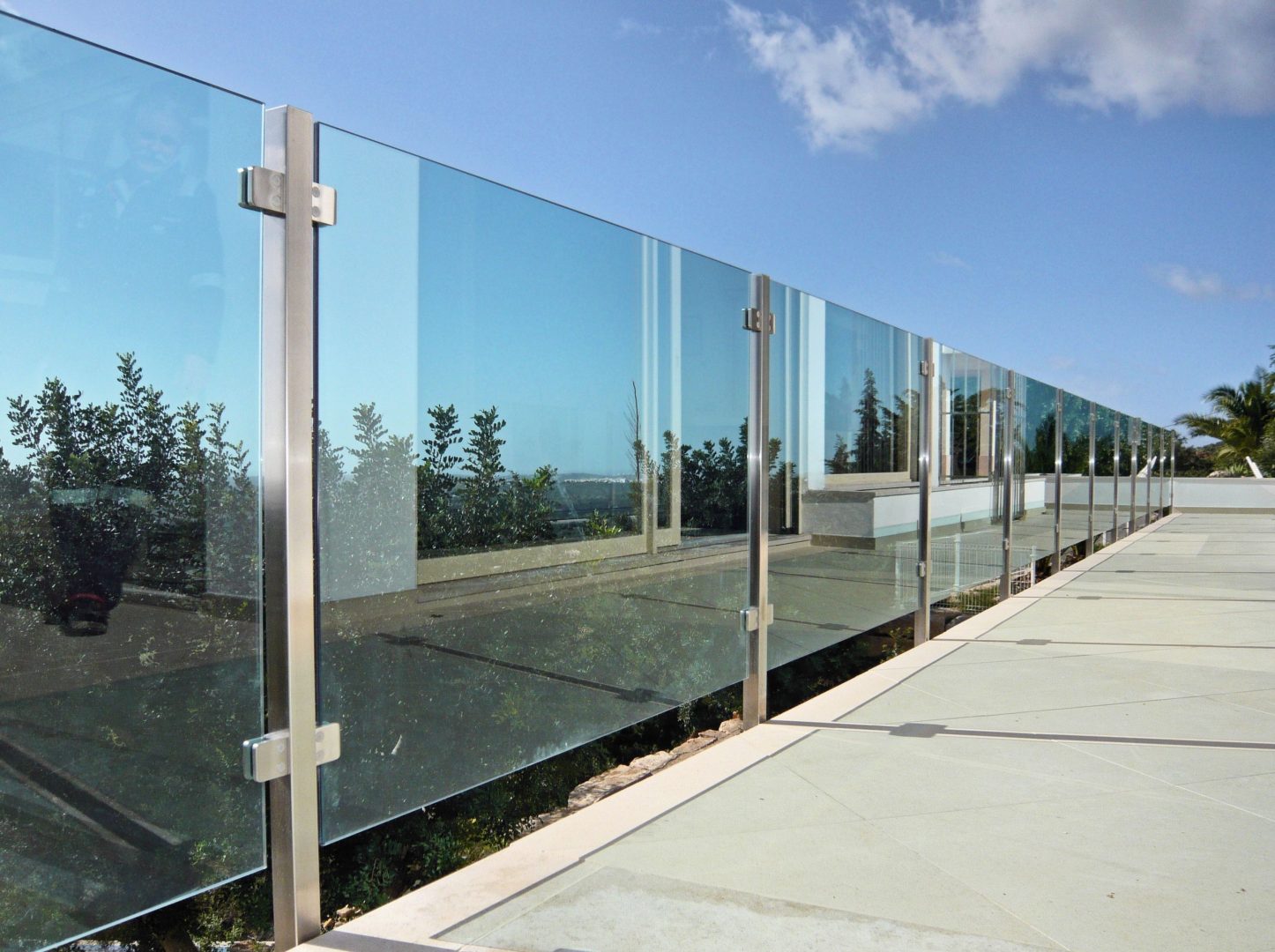 Забор из монолитного поликарбоната