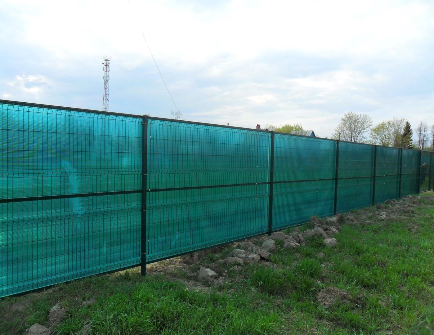 Зеленый забор из поликарбоната