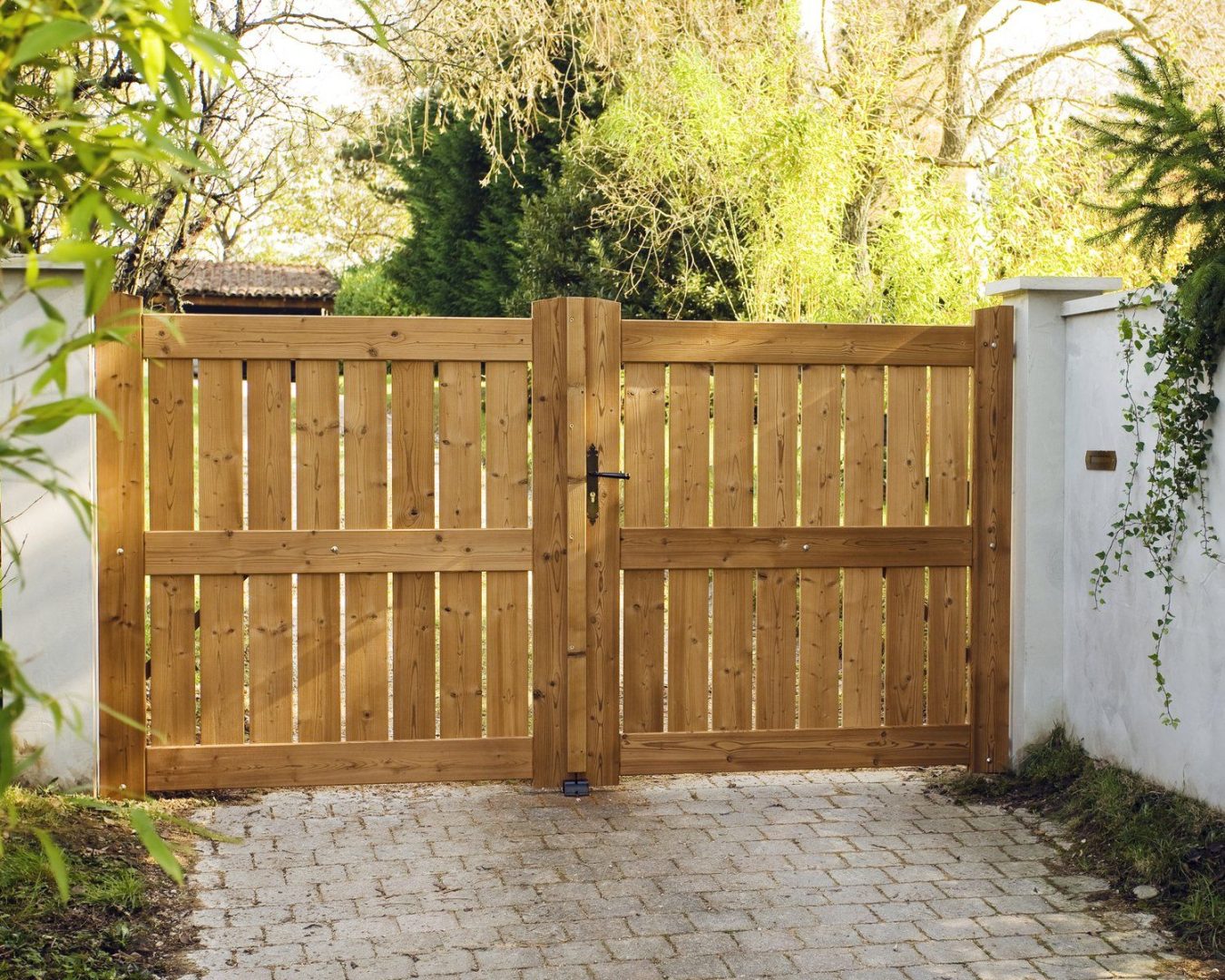 Распашные деревянные ворота для дачи