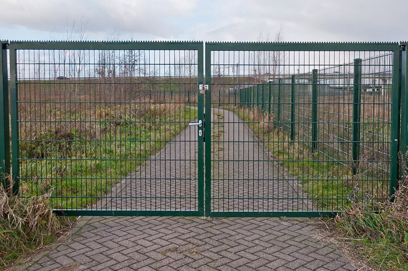 распашные ворота из 3D сетки на винтовых сваях