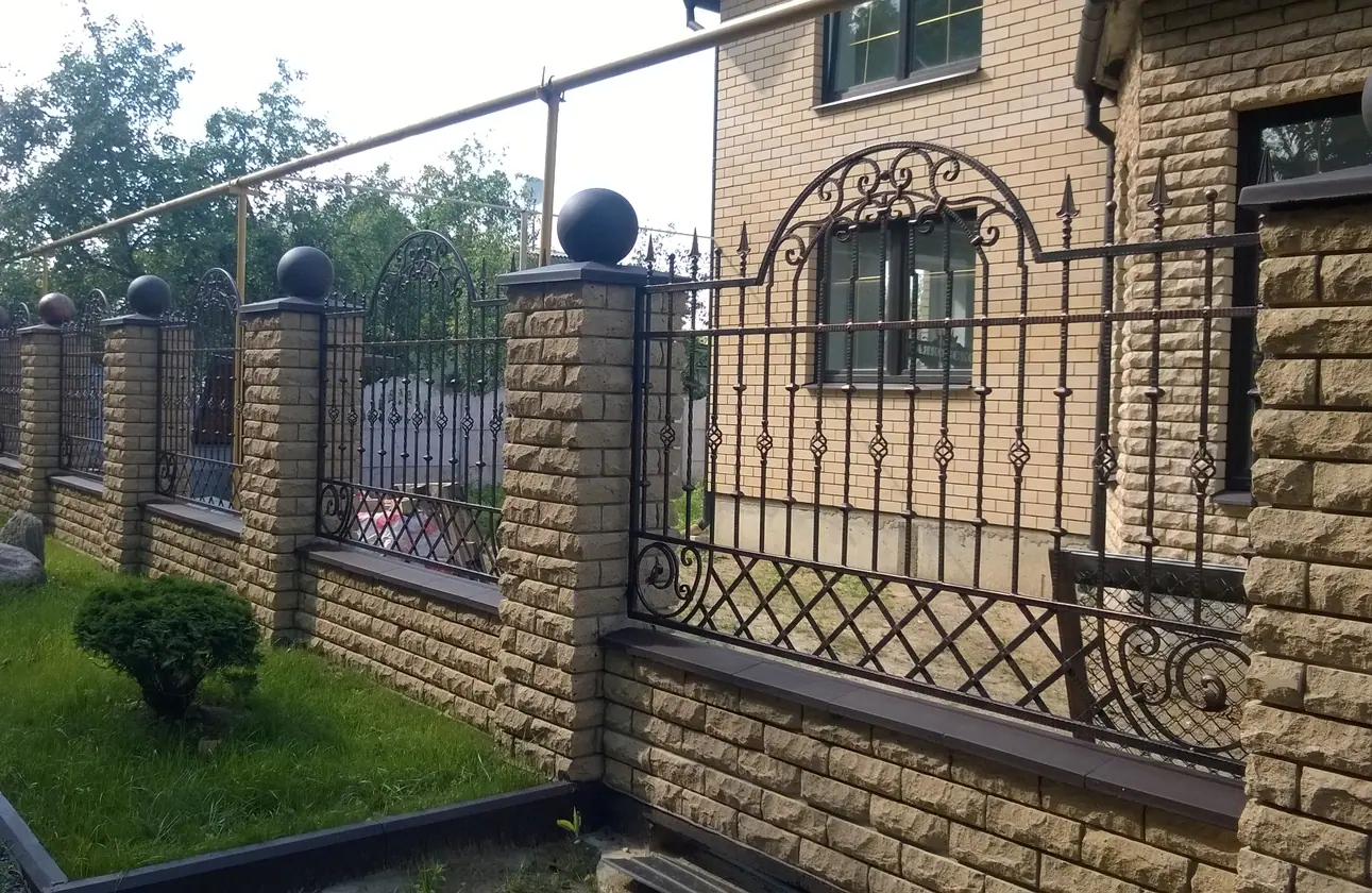 Кирпичный забор с кованой решеткой