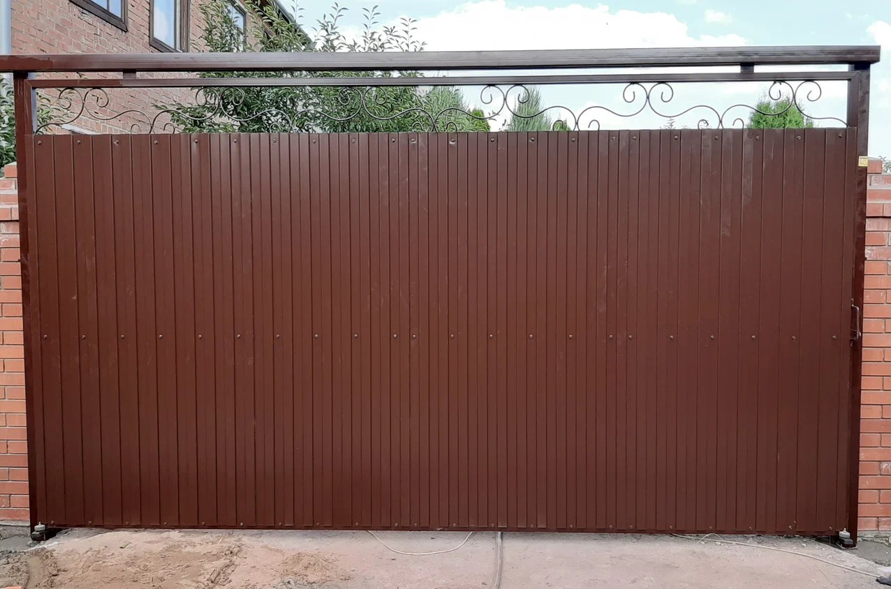 Консольные откатные ворота из профнастила