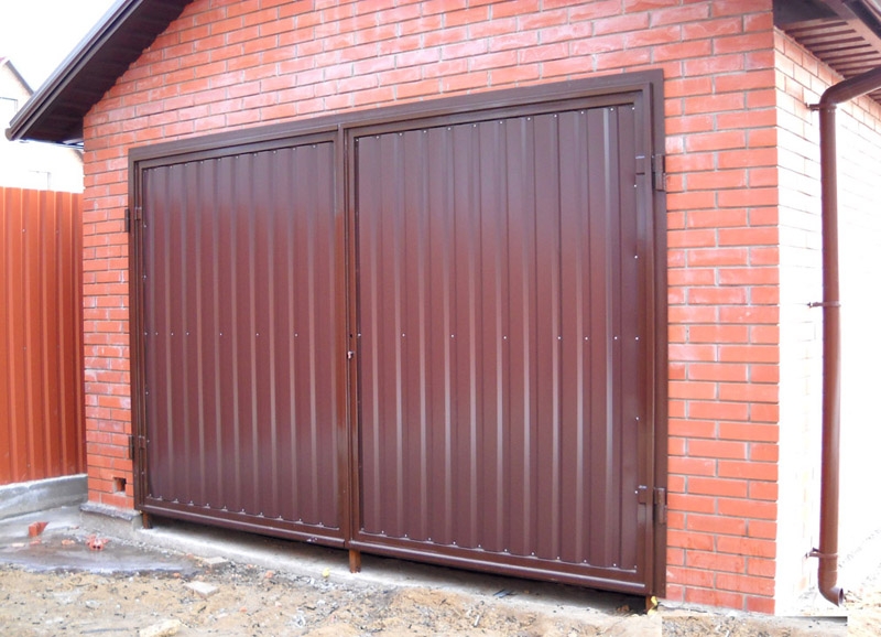 Теплые гаражные ворота распашные