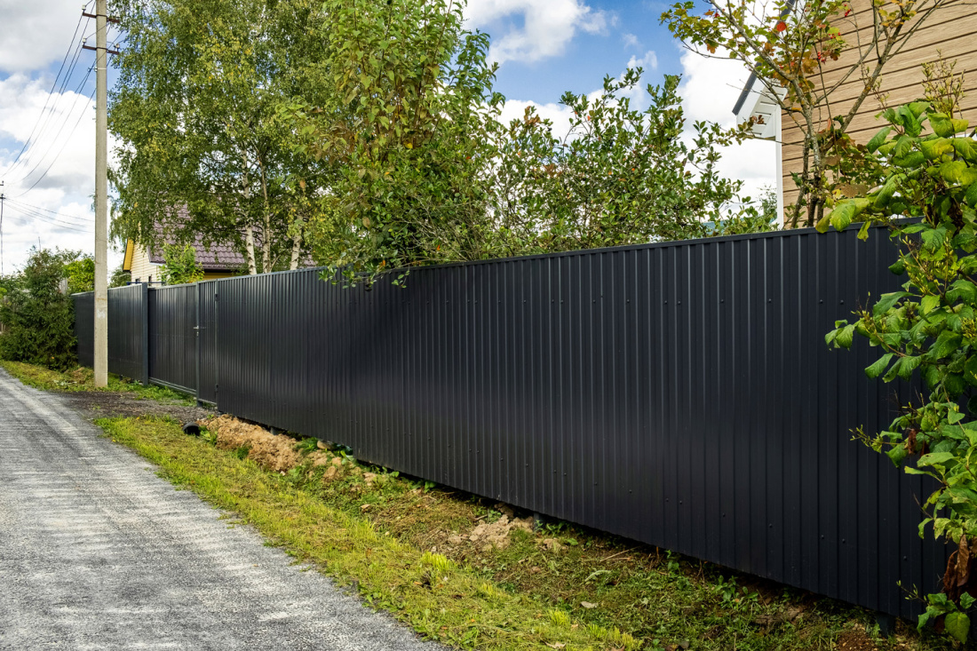 Серый забор