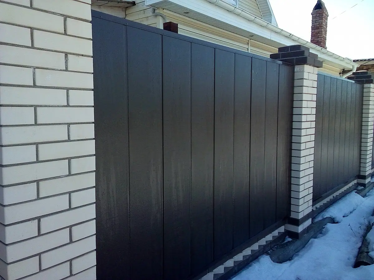 Забор из сэндвич-панелей с кирпичными столбами