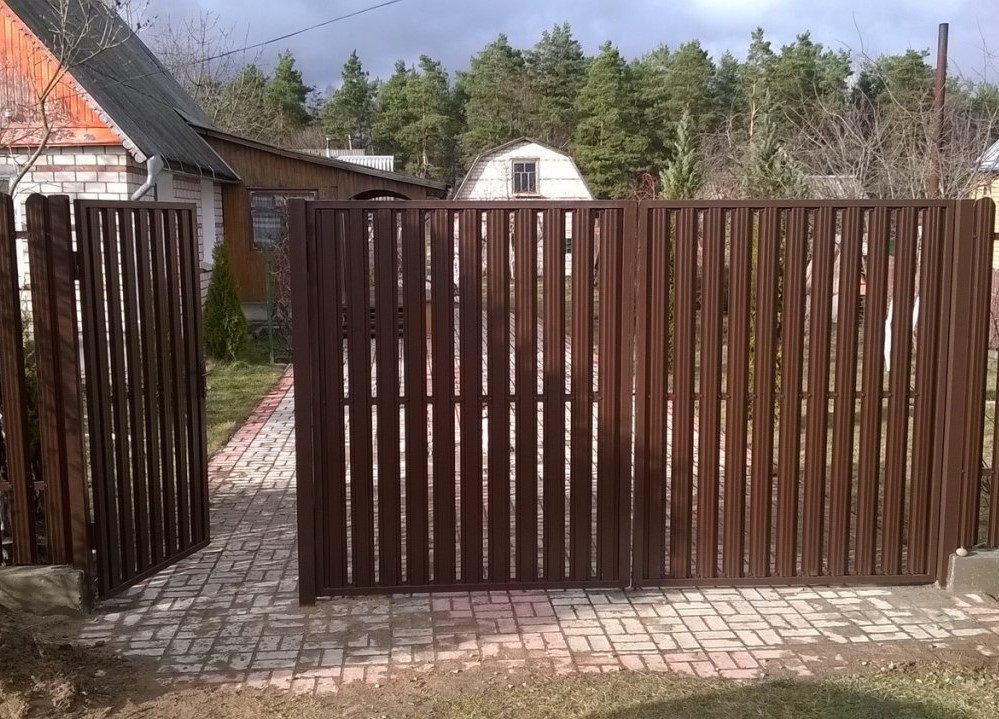 Ворота из евроштакетника распашные с калиткой