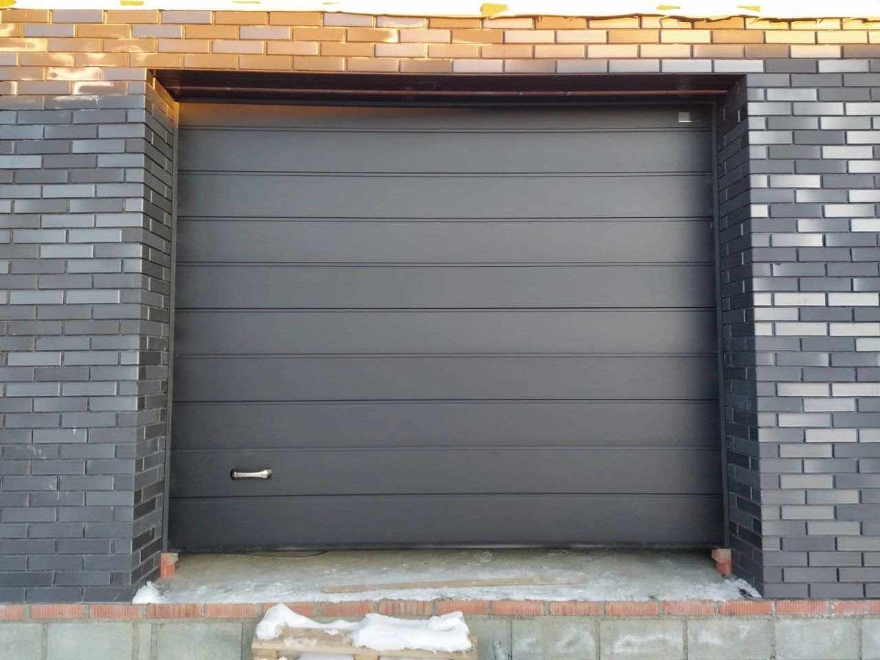 Подъемные ворота для гаража Алютех