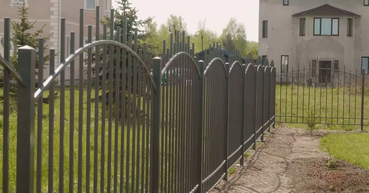 забор из металлической трубы