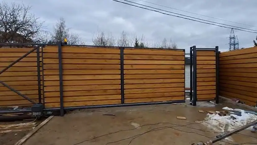 забор с автоматическими откатными воротами